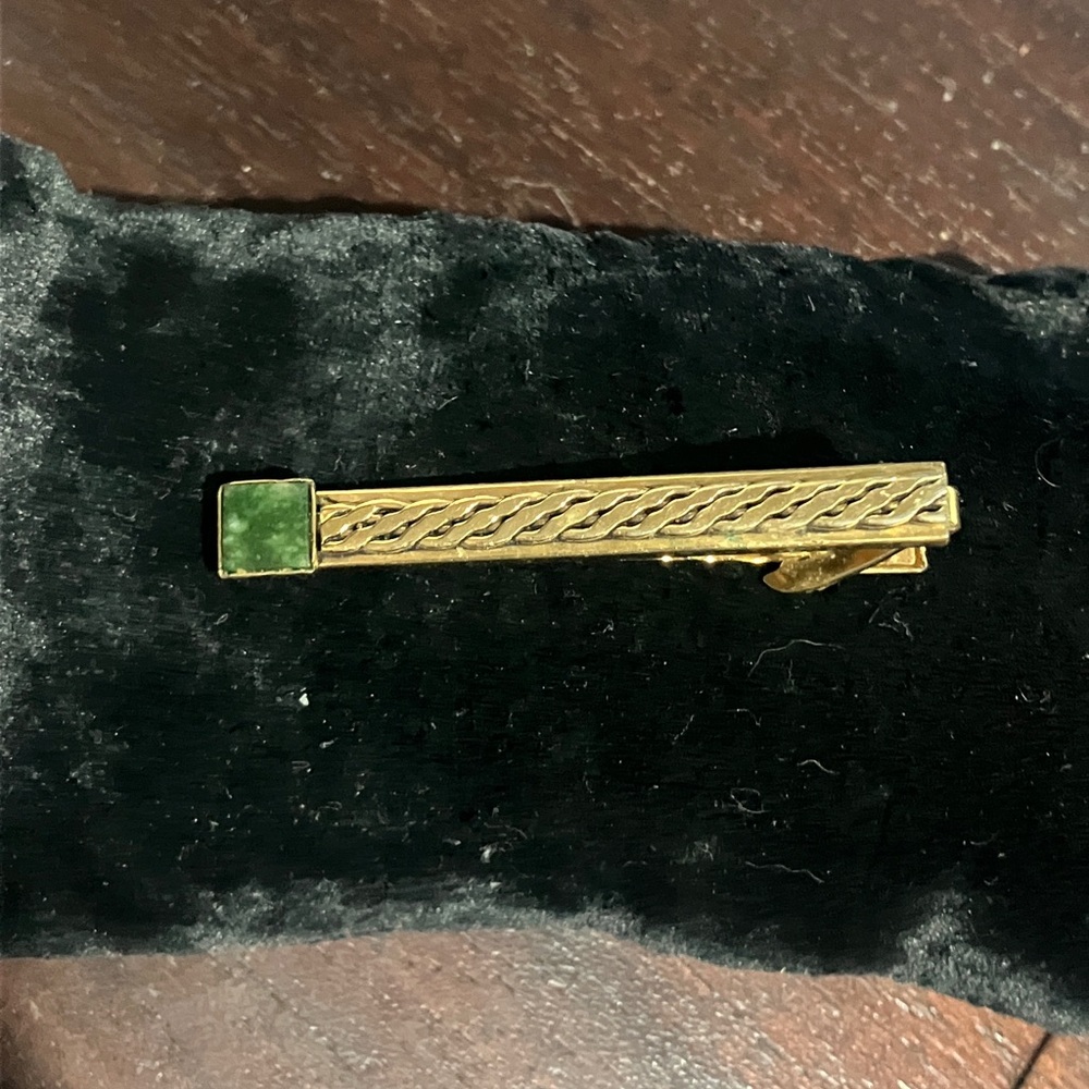 Vintage Simmons Karat Clad Rope Twist Tie Clip with Green Marble Stone